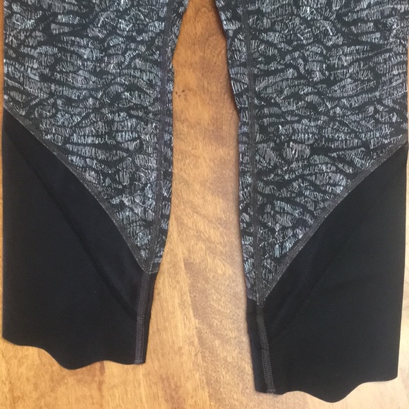 Lululemon winder under crops 23” scallop. - Picture 4 of 6